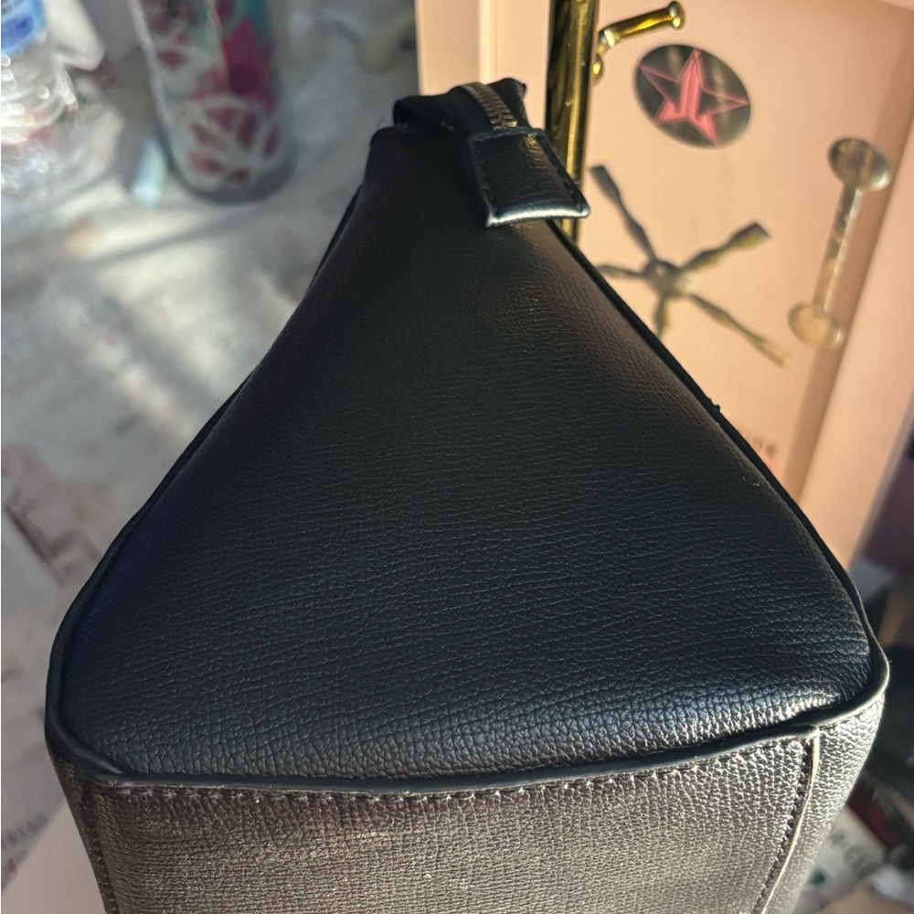 Elegant Black Vera Wang Handbag - Picture 4 of 16